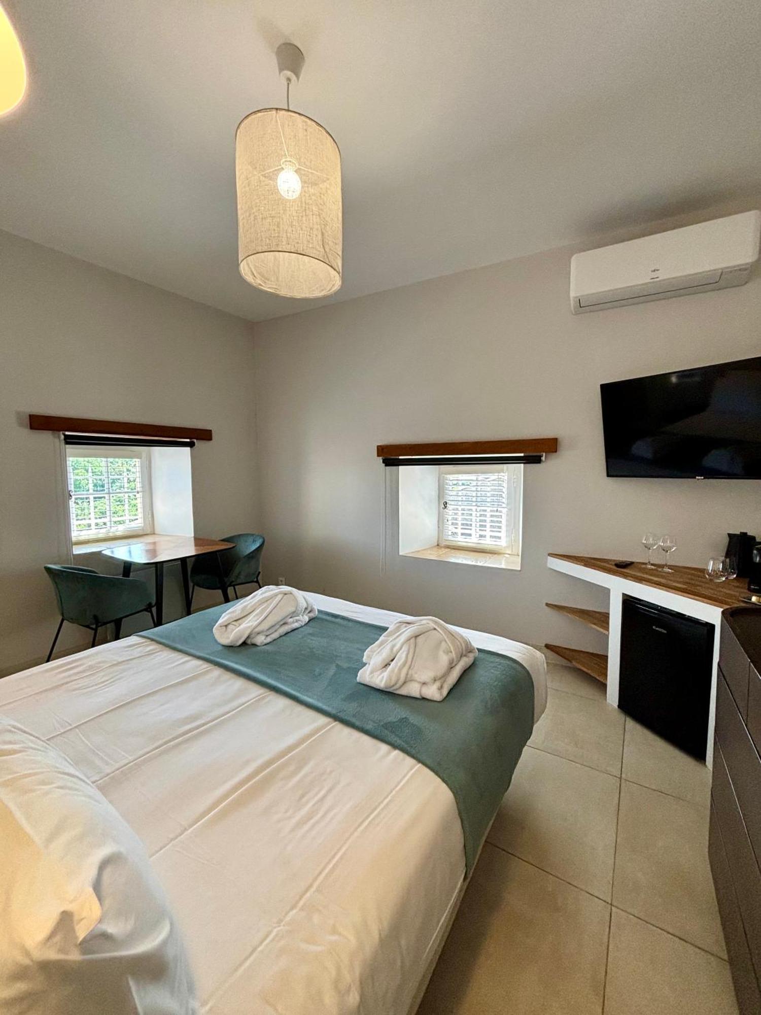 La Maison Des Vendangeurs - Table D'Hotes Le Soir Du Jeudi Au Dimanche- Jacuzzi - Balneo Spa - Acces Piscine Pour Toutes Les Chambres Sauf Studio Coquet- Piscine De Mai A Mi-Octobre Martignargues Εξωτερικό φωτογραφία