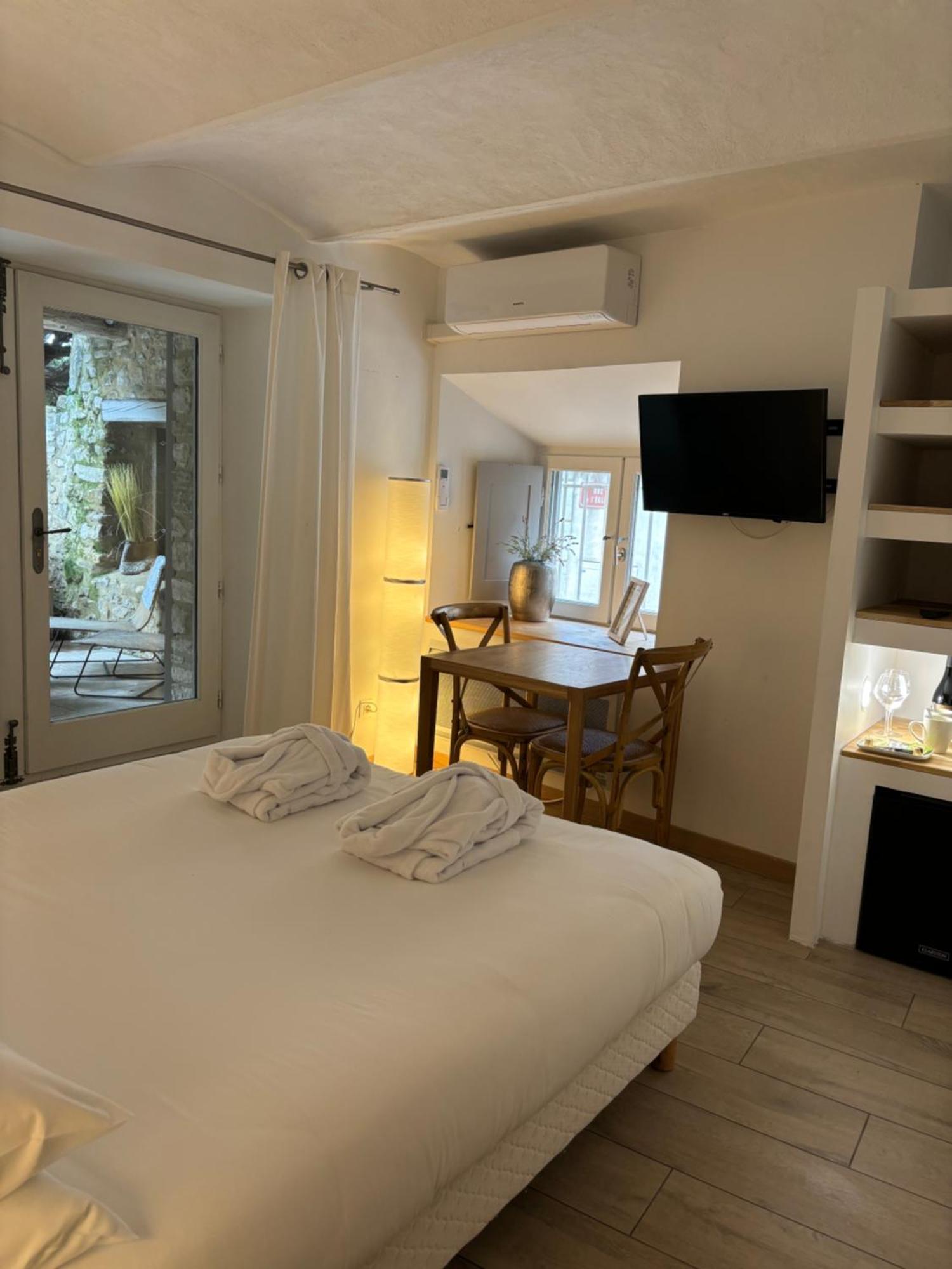 La Maison Des Vendangeurs - Table D'Hotes Le Soir Du Jeudi Au Dimanche- Jacuzzi - Balneo Spa - Acces Piscine Pour Toutes Les Chambres Sauf Studio Coquet- Piscine De Mai A Mi-Octobre Martignargues Εξωτερικό φωτογραφία